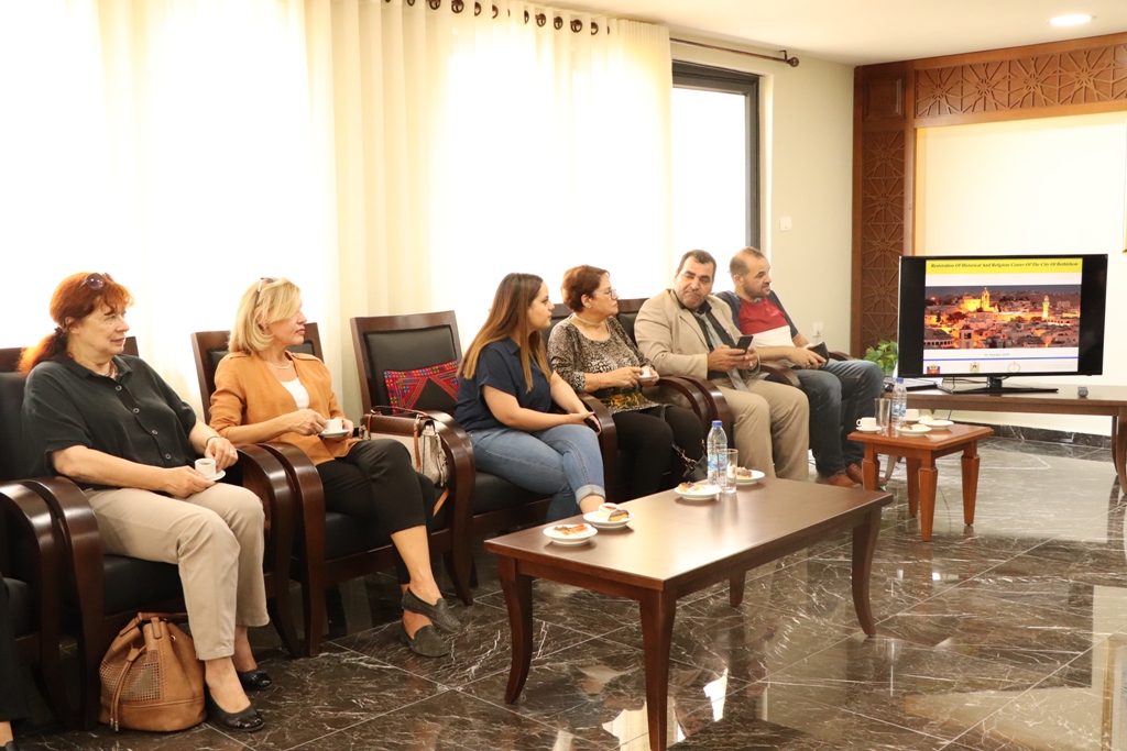 رئيس بلدية بيت لحم ونائب السفير الروسي في فلسطين يعرضان تفاصيل مشروع تأهيل شارع النجمة وتفرعاته على عدد من ممثلي المؤسسات الروسية الفلسطينية في فلسطين