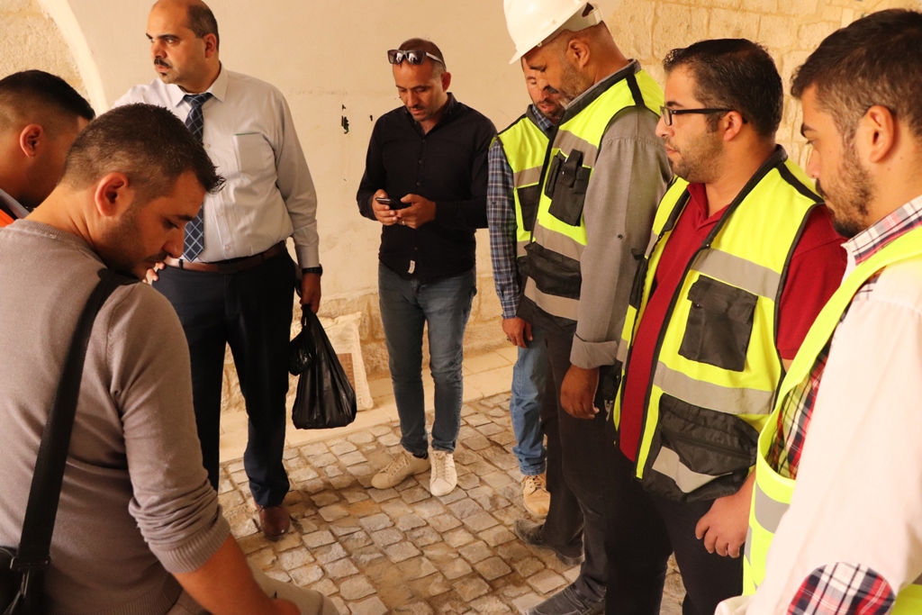 رئيس بلدية بيت لحم ونائب السفير الروسي في فلسطين يعرضان تفاصيل مشروع تأهيل شارع النجمة وتفرعاته على عدد من ممثلي المؤسسات الروسية الفلسطينية في فلسطين