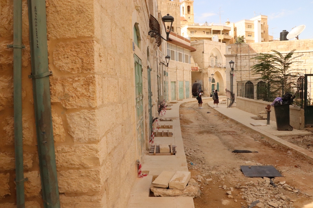 رئيس بلدية بيت لحم ونائب السفير الروسي في فلسطين يعرضان تفاصيل مشروع تأهيل شارع النجمة وتفرعاته على عدد من ممثلي المؤسسات الروسية الفلسطينية في فلسطين