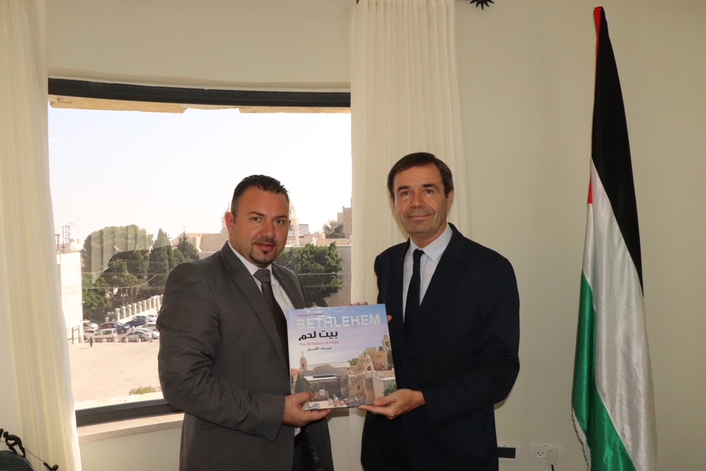 حنانيا يتسقبل نائب رئيس بلدية شارتر المتوأمة مع بيت لحم منذ العام 1994 بهدف بحث سبل التعاون المشترك