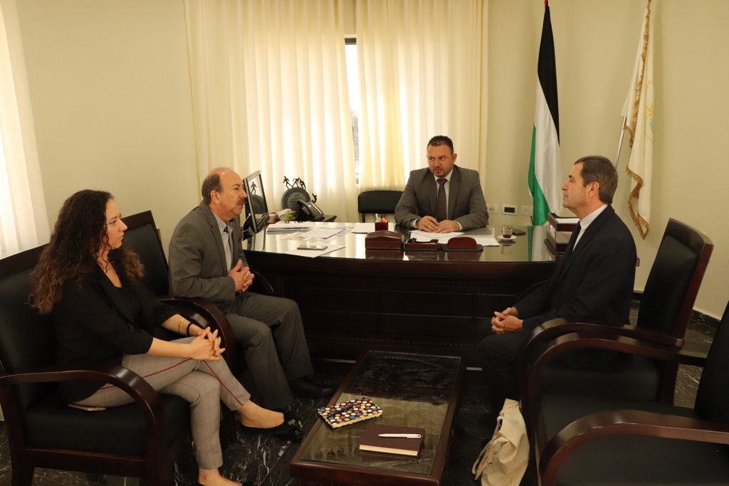 حنانيا يتسقبل نائب رئيس بلدية شارتر المتوأمة مع بيت لحم منذ العام 1994 بهدف بحث سبل التعاون المشترك