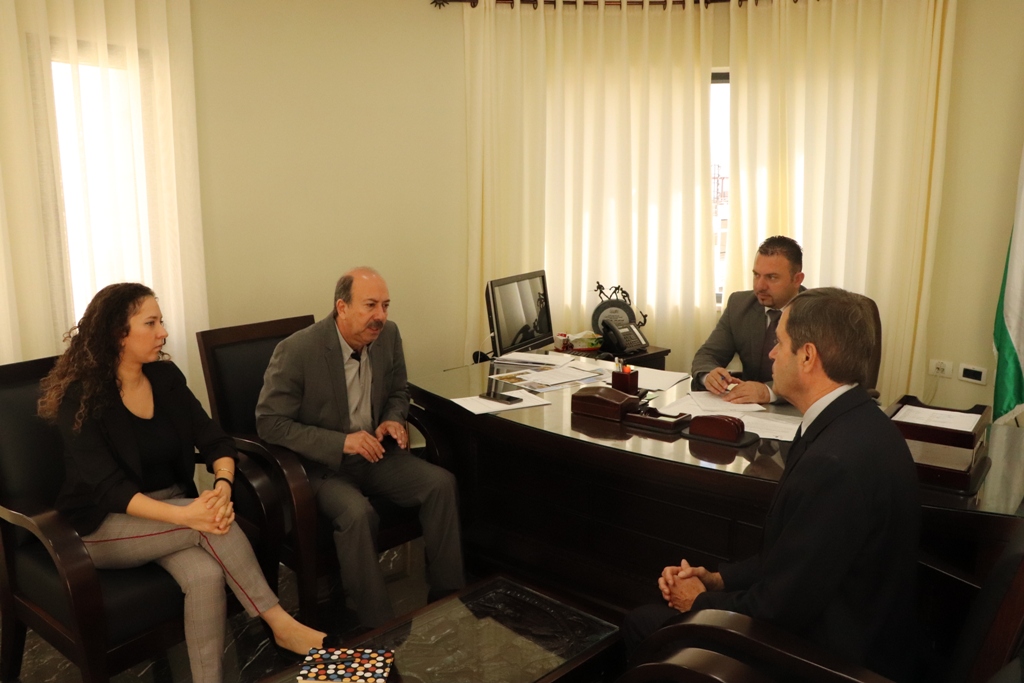 حنانيا يتسقبل نائب رئيس بلدية شارتر المتوأمة مع بيت لحم منذ العام 1994 بهدف بحث سبل التعاون المشترك