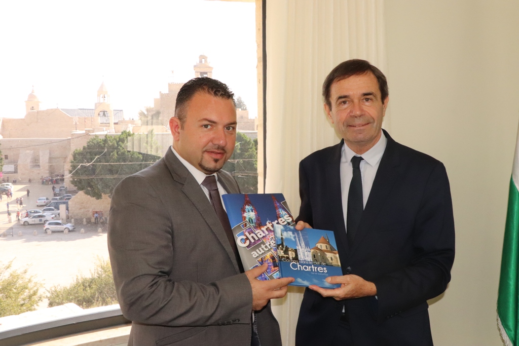 حنانيا يتسقبل نائب رئيس بلدية شارتر المتوأمة مع بيت لحم منذ العام 1994 بهدف بحث سبل التعاون المشترك