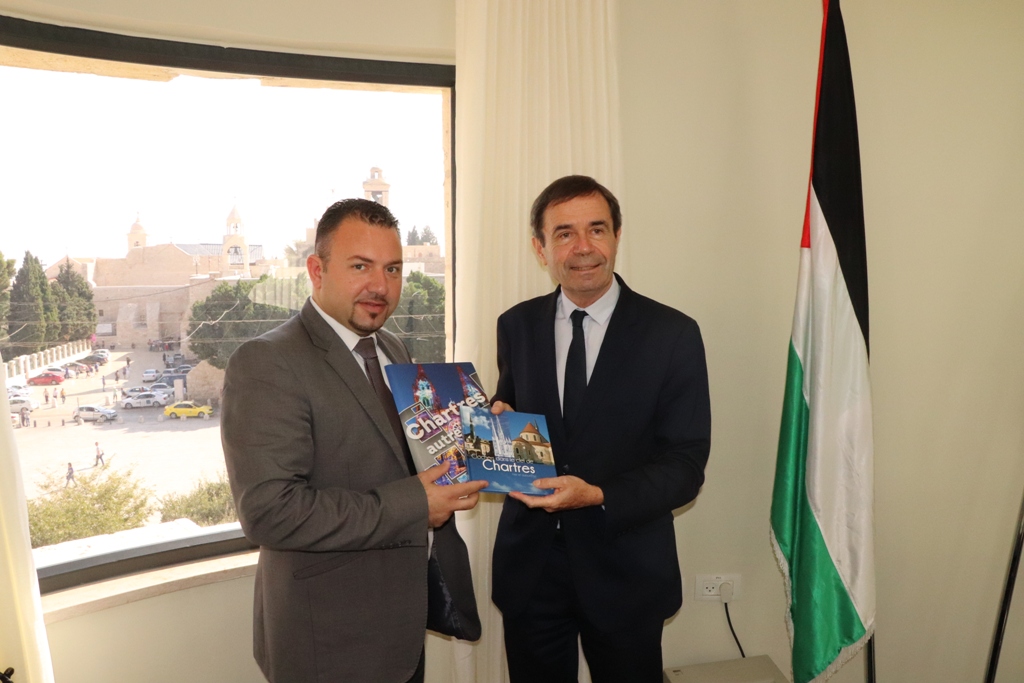 حنانيا يتسقبل نائب رئيس بلدية شارتر المتوأمة مع بيت لحم منذ العام 1994 بهدف بحث سبل التعاون المشترك