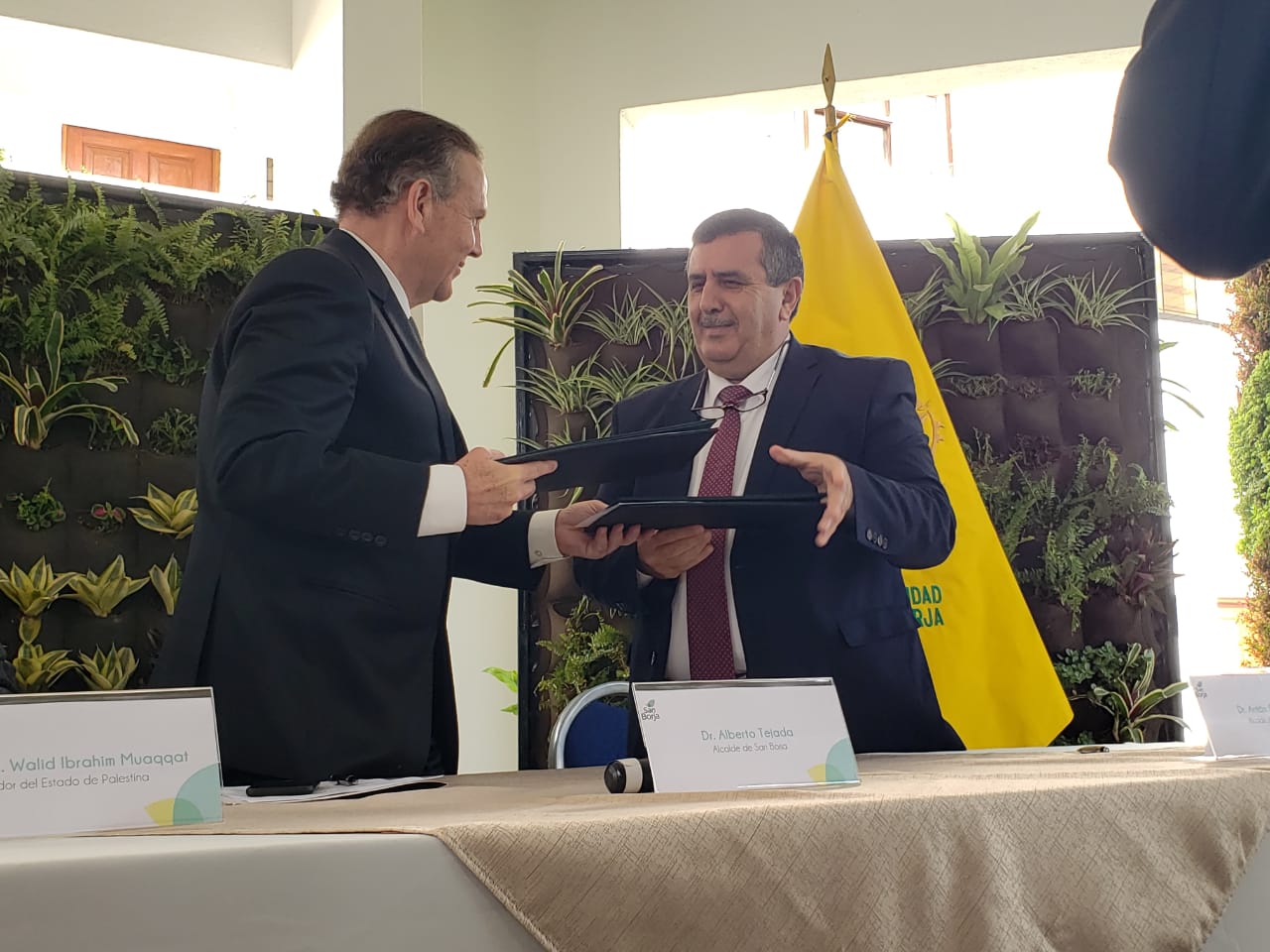 رئيس بلدية بيت لحم يوقع على إتفاقية توأمة جديدة مع بلدية سان بورخا في البيرو والتي قدمت له مفتاح سان بورخا