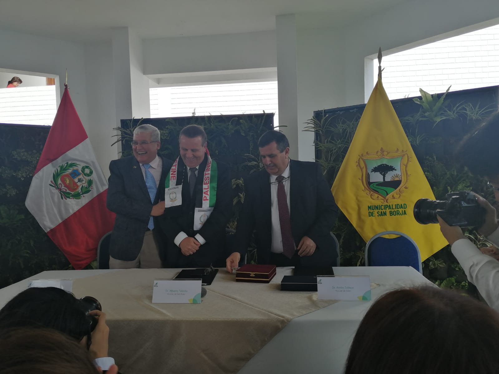 رئيس بلدية بيت لحم يوقع على إتفاقية توأمة جديدة مع بلدية سان بورخا في البيرو والتي قدمت له مفتاح سان بورخا