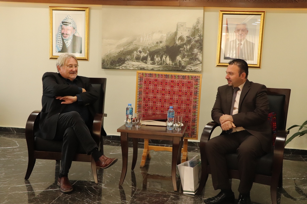 نائب رئيس بلدية بيت لحم يستقبل محافظ هينو في دار البلدية