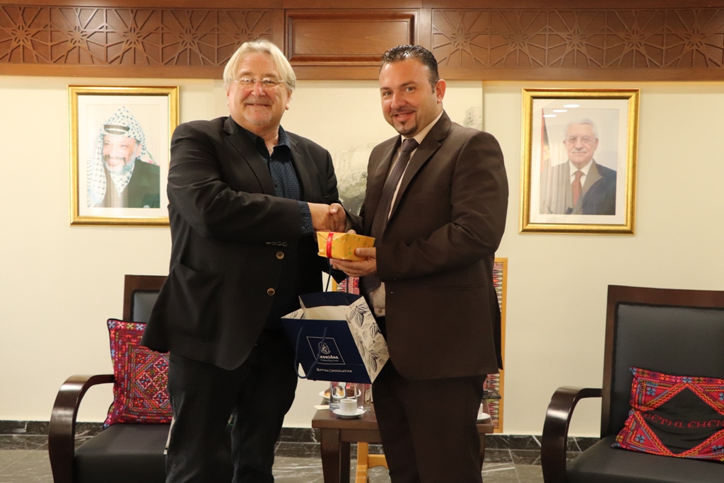 نائب رئيس بلدية بيت لحم يستقبل محافظ هينو في دار البلدية