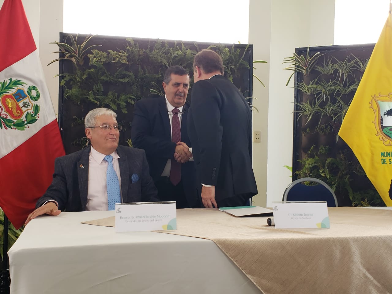 رئيس بلدية بيت لحم يوقع على إتفاقية توأمة جديدة مع بلدية سان بورخا في البيرو والتي قدمت له مفتاح سان بورخا
