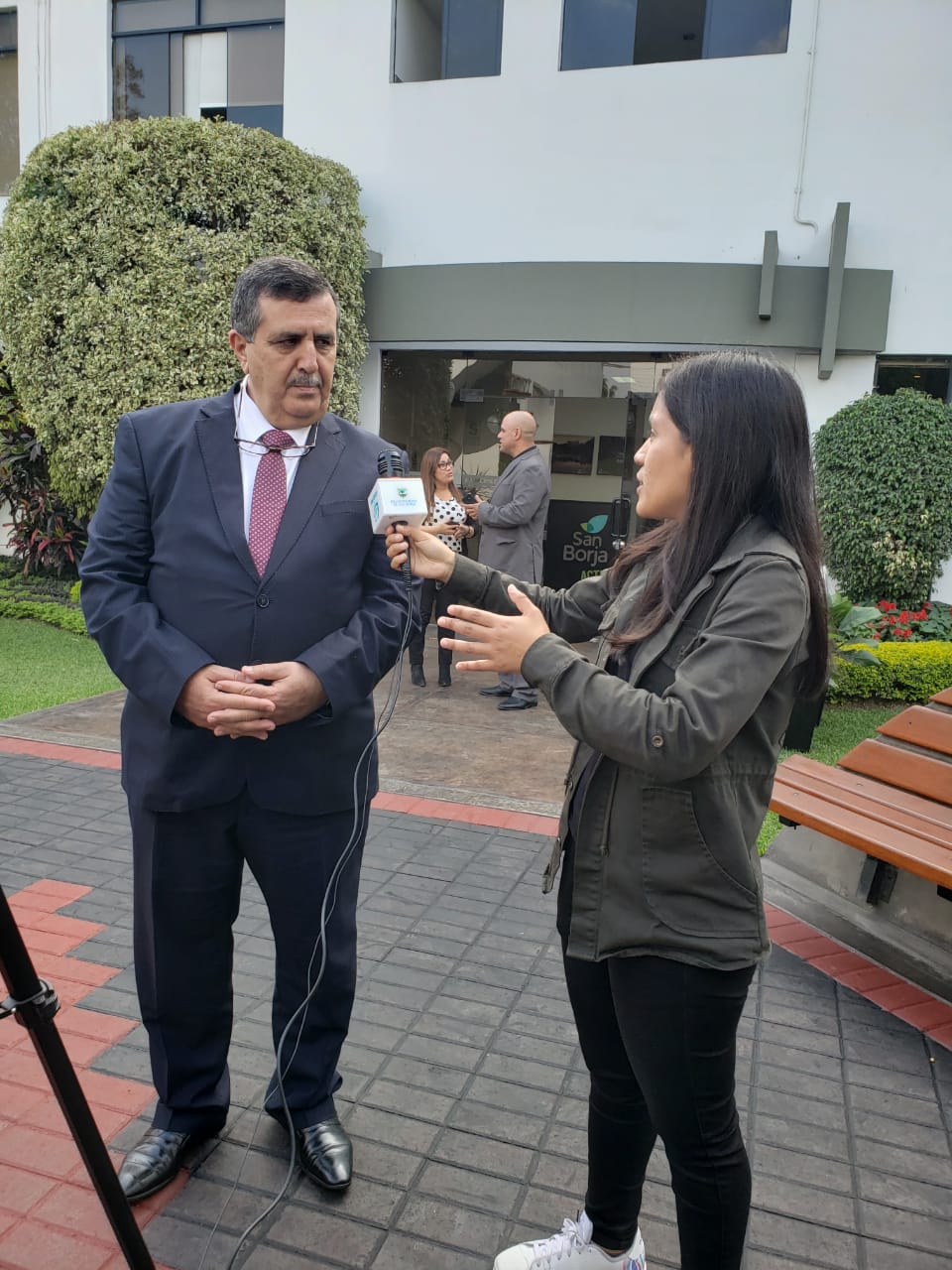 رئيس بلدية بيت لحم يوقع على إتفاقية توأمة جديدة مع بلدية سان بورخا في البيرو والتي قدمت له مفتاح سان بورخا