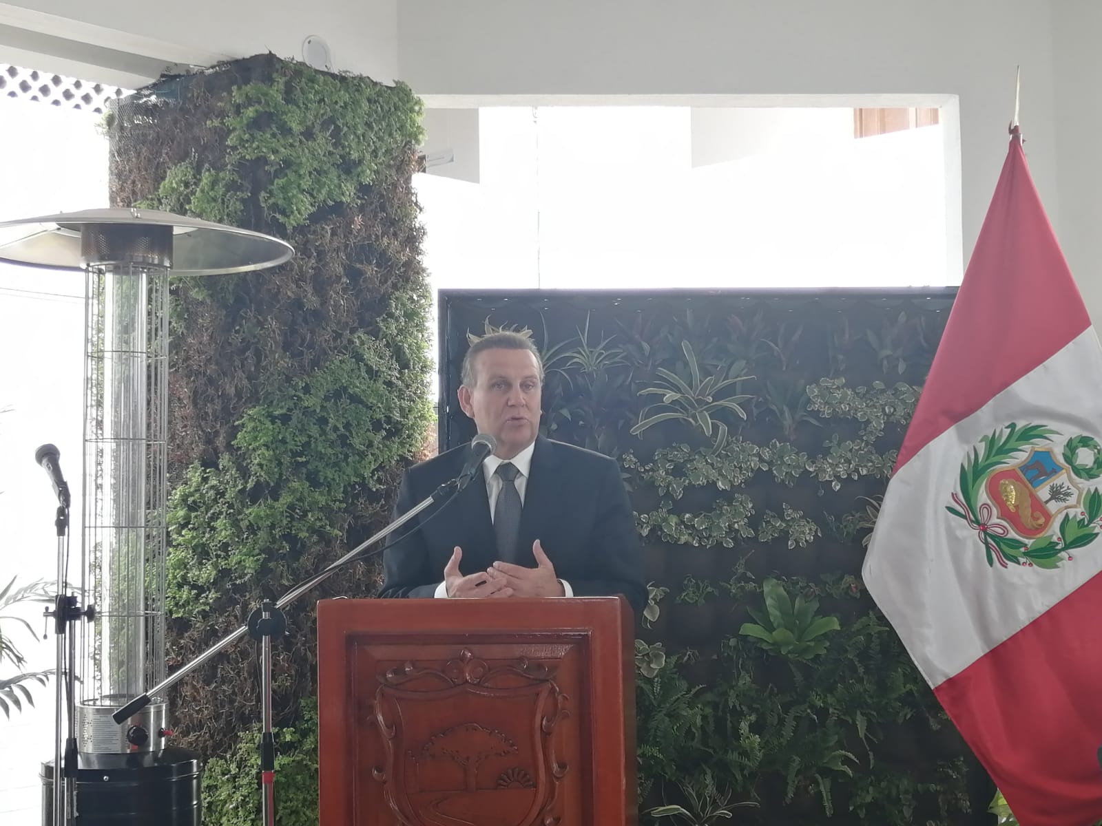 رئيس بلدية بيت لحم يوقع على إتفاقية توأمة جديدة مع بلدية سان بورخا في البيرو والتي قدمت له مفتاح سان بورخا