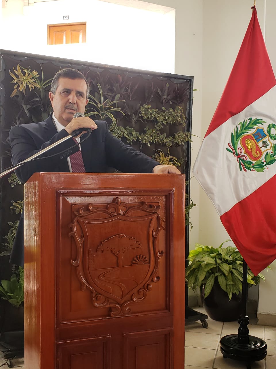 رئيس بلدية بيت لحم يوقع على إتفاقية توأمة جديدة مع بلدية سان بورخا في البيرو والتي قدمت له مفتاح سان بورخا