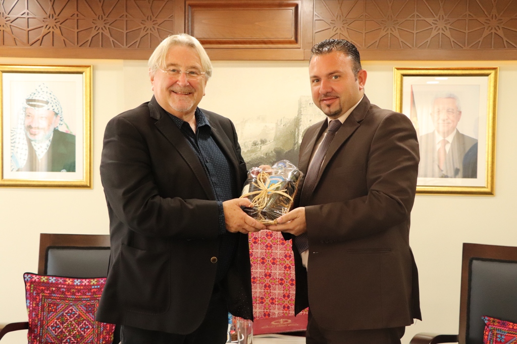 نائب رئيس بلدية بيت لحم يستقبل محافظ هينو في دار البلدية