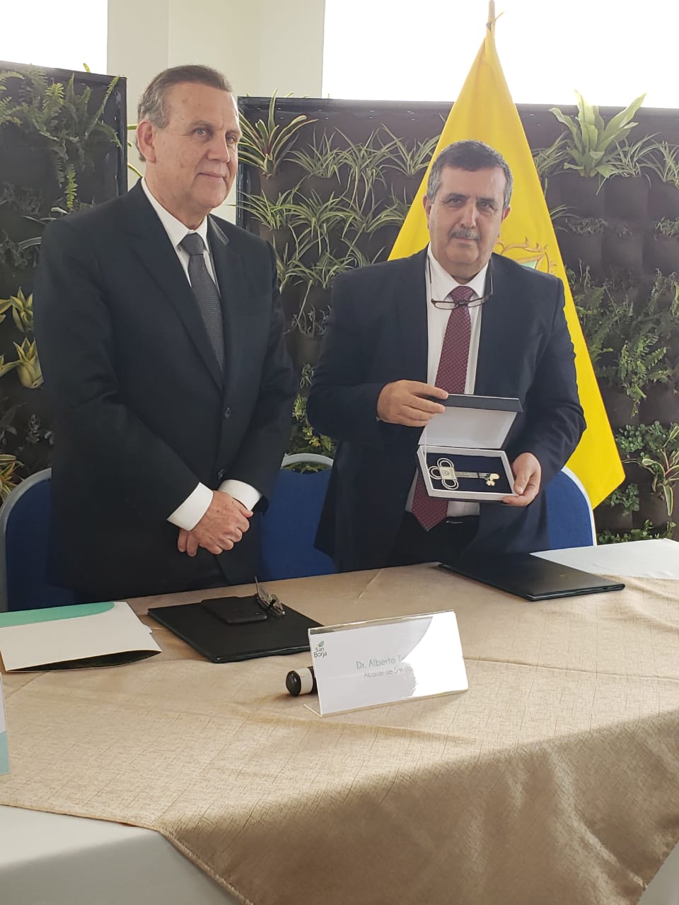 رئيس بلدية بيت لحم يوقع على إتفاقية توأمة جديدة مع بلدية سان بورخا في البيرو والتي قدمت له مفتاح سان بورخا