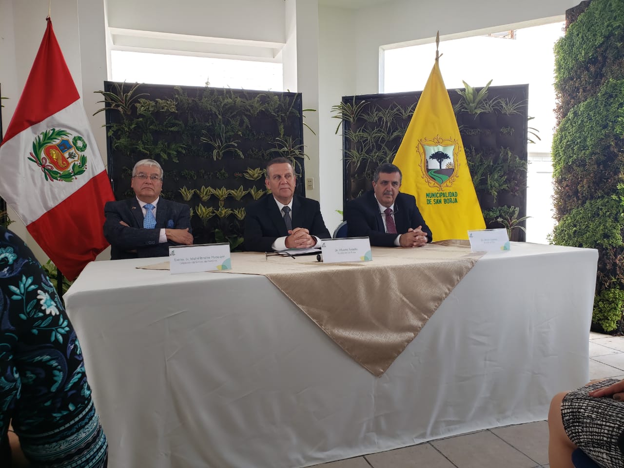 رئيس بلدية بيت لحم يوقع على إتفاقية توأمة جديدة مع بلدية سان بورخا في البيرو والتي قدمت له مفتاح سان بورخا