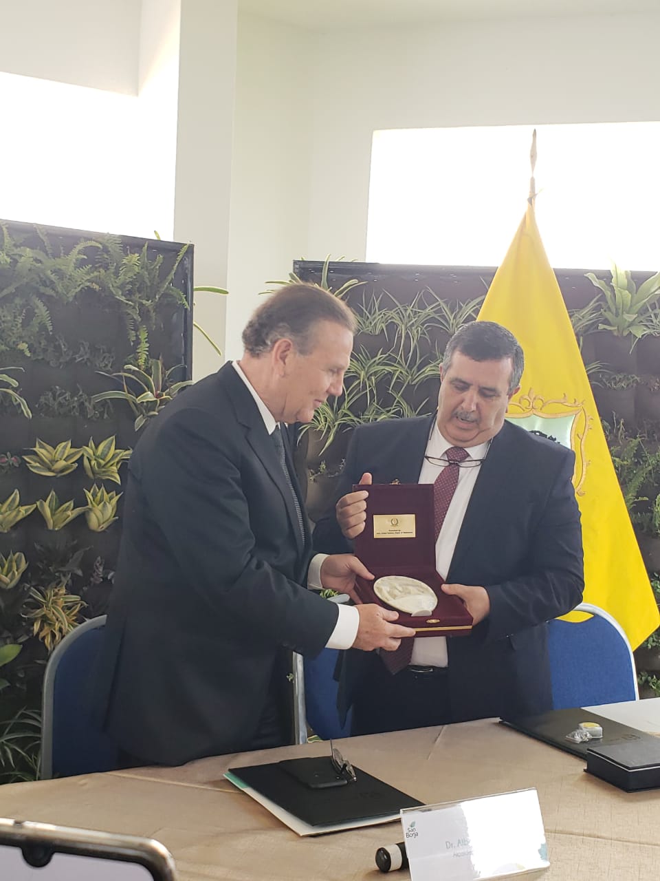 رئيس بلدية بيت لحم يوقع على إتفاقية توأمة جديدة مع بلدية سان بورخا في البيرو والتي قدمت له مفتاح سان بورخا