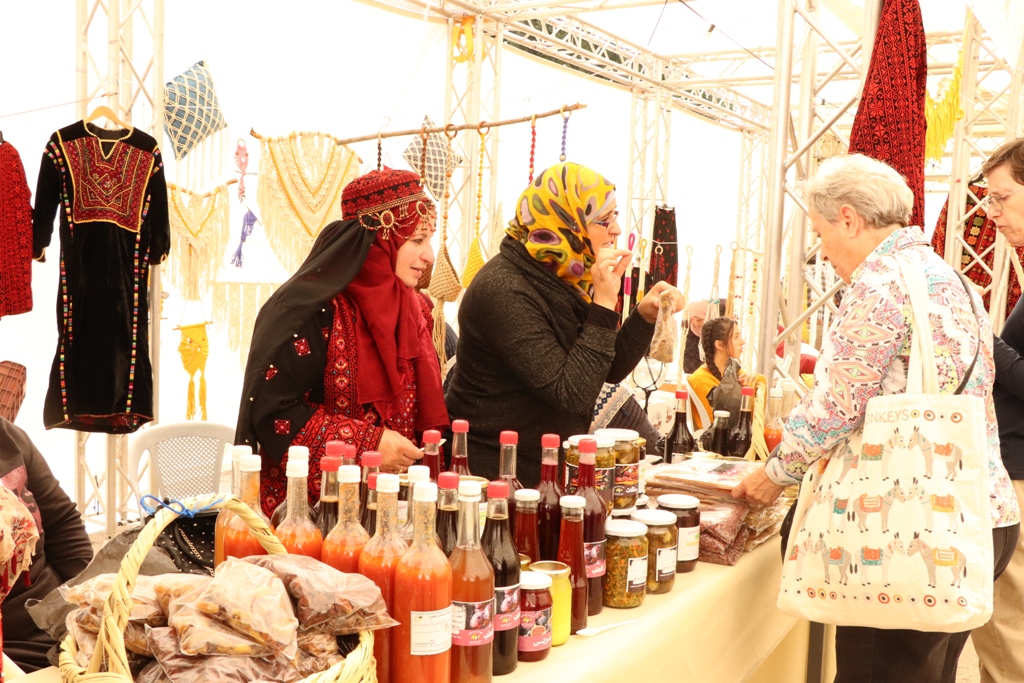 مهرجان قطف الزيتون السنوي التاسع عشر ينطلق من ساحة المهد في بيت لحم