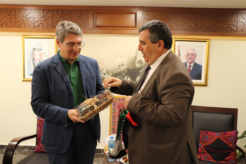 رئيس بلدية بيت لحم يستقبل وفداً من بريشا يترأسه رئيس بلديتها ومطران المنطقة