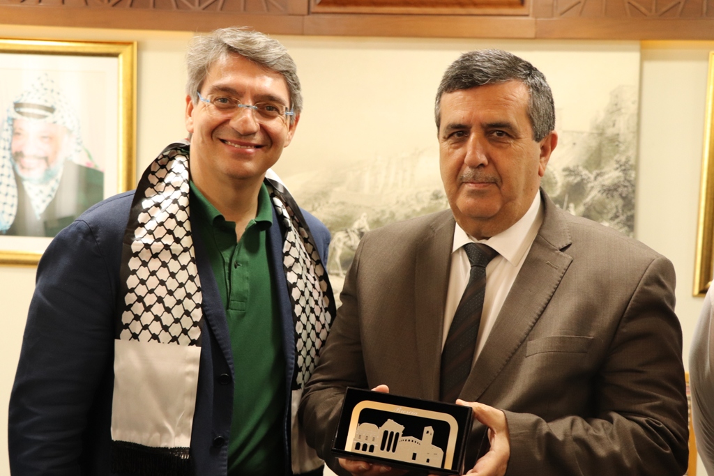 رئيس بلدية بيت لحم يستقبل وفداً من بريشا يترأسه رئيس بلديتها ومطران المنطقة