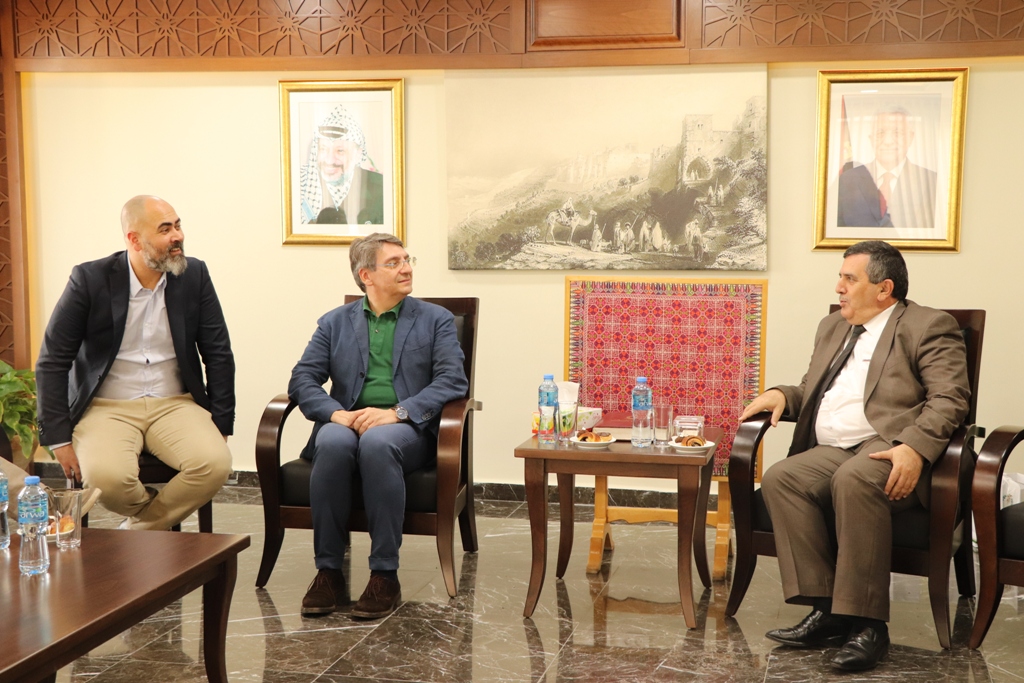 رئيس بلدية بيت لحم يستقبل وفداً من بريشا يترأسه رئيس بلديتها ومطران المنطقة