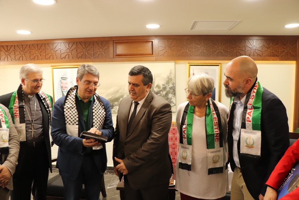 رئيس بلدية بيت لحم يستقبل وفداً من بريشا يترأسه رئيس بلديتها ومطران المنطقة