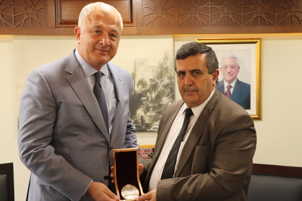 رئيس بلدية بيت لحم يستقبل ممثل جمهورية روسيا الاتحادية الجديد لدى دولة فلسطين ويطلعه على التطورات في مشروع تأهيل (شارع النجمة وتفرعاته)