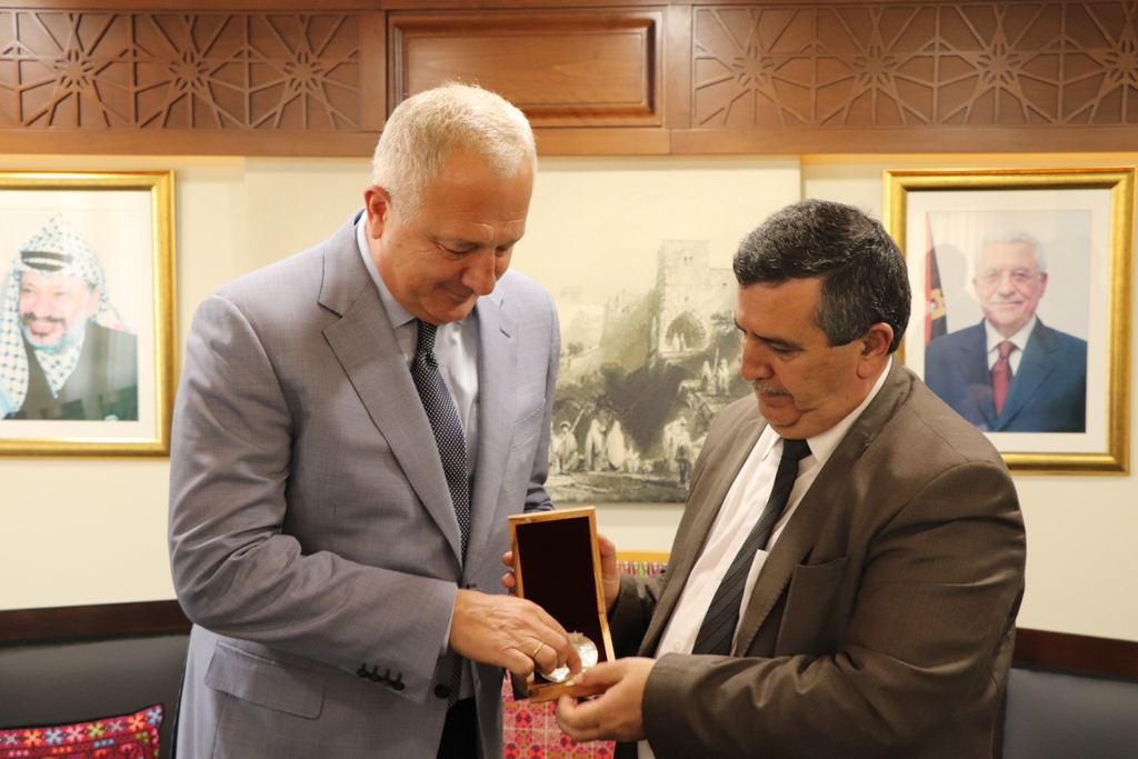 رئيس بلدية بيت لحم يستقبل ممثل جمهورية روسيا الاتحادية الجديد لدى دولة فلسطين ويطلعه على التطورات في مشروع تأهيل (شارع النجمة وتفرعاته)