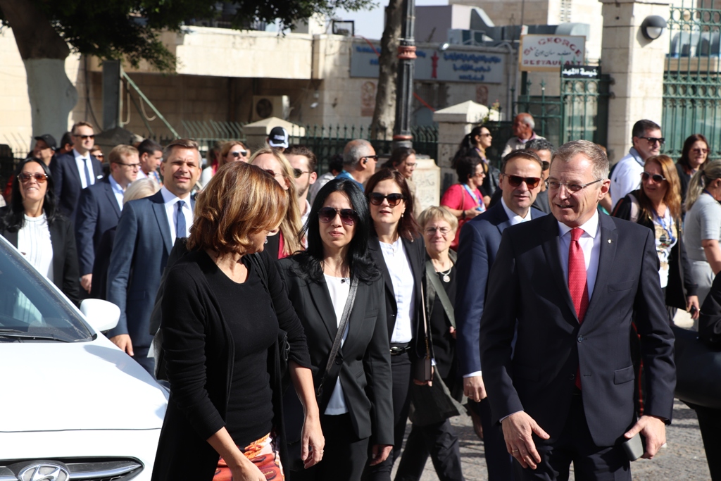 سلمان يشارك في إضاءة شعلة السلام من مغارة الميلاد