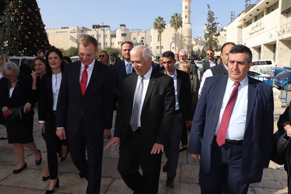 سلمان يشارك في إضاءة شعلة السلام من مغارة الميلاد