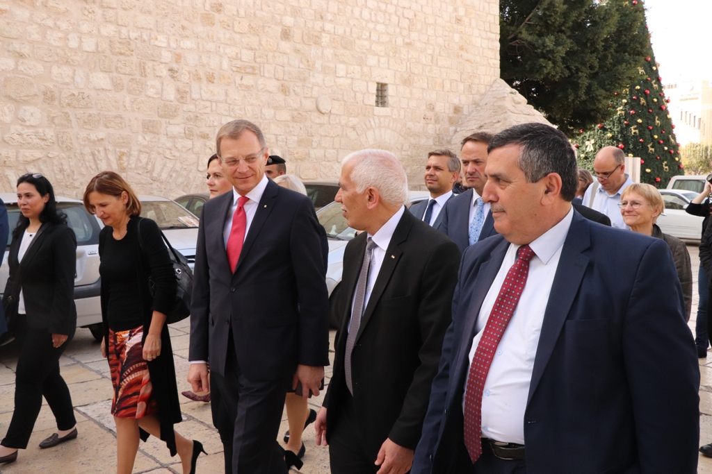 سلمان يشارك في إضاءة شعلة السلام من مغارة الميلاد