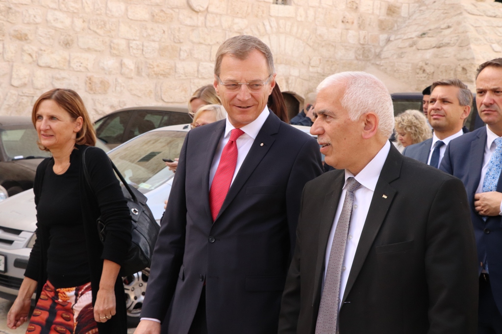 سلمان يشارك في إضاءة شعلة السلام من مغارة الميلاد