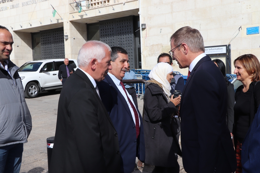 سلمان يشارك في إضاءة شعلة السلام من مغارة الميلاد