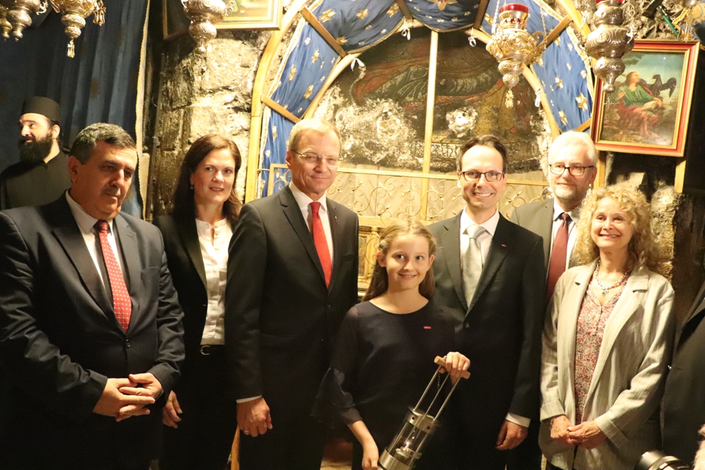 سلمان يشارك في إضاءة شعلة السلام من مغارة الميلاد