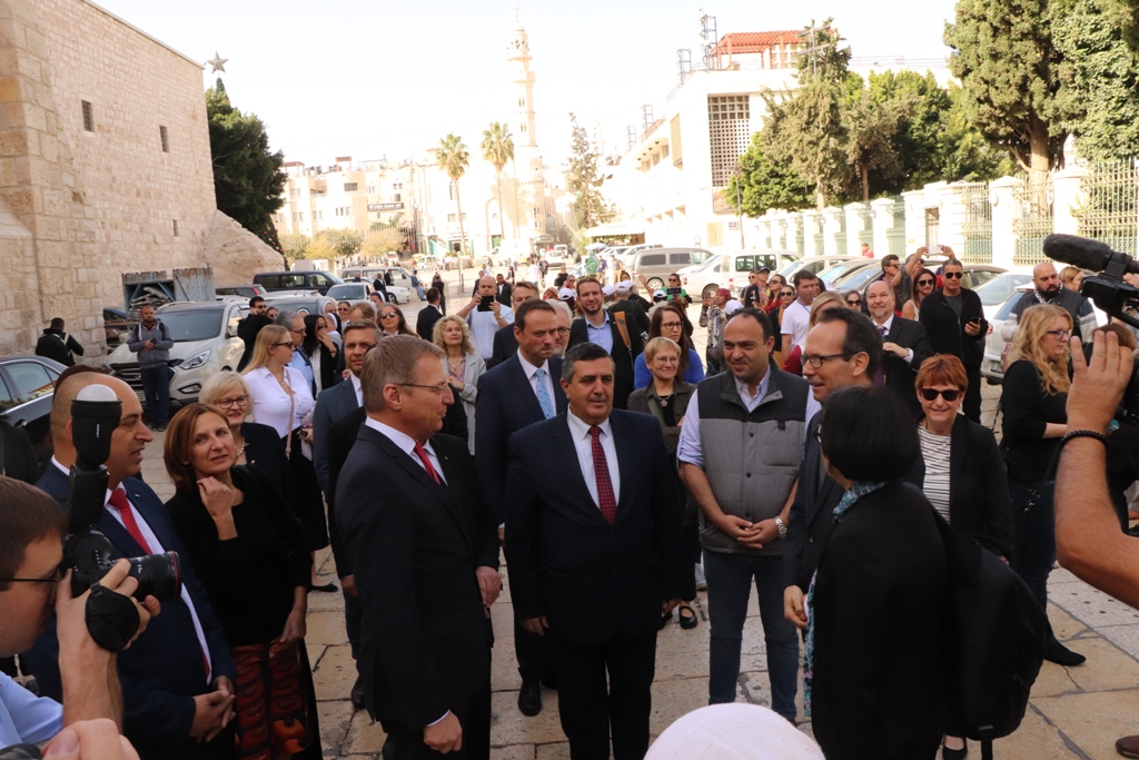 سلمان يشارك في إضاءة شعلة السلام من مغارة الميلاد