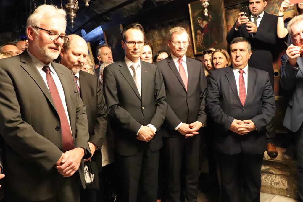 سلمان يشارك في إضاءة شعلة السلام من مغارة الميلاد