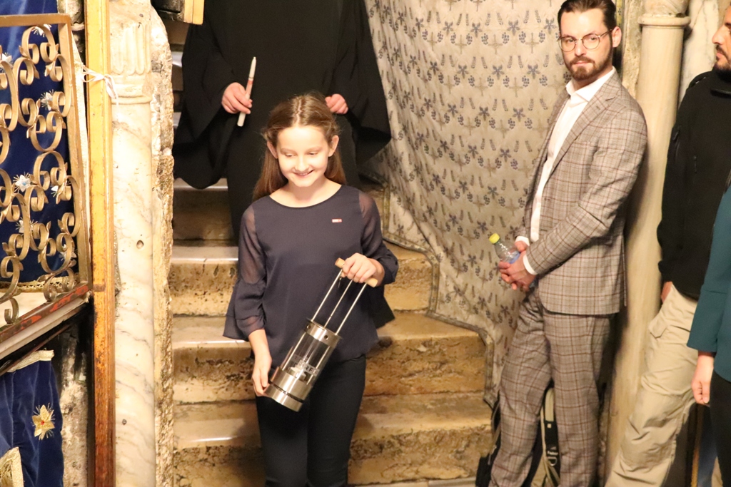 سلمان يشارك في إضاءة شعلة السلام من مغارة الميلاد