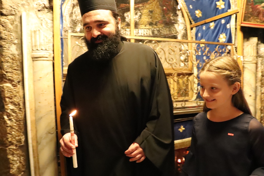 سلمان يشارك في إضاءة شعلة السلام من مغارة الميلاد