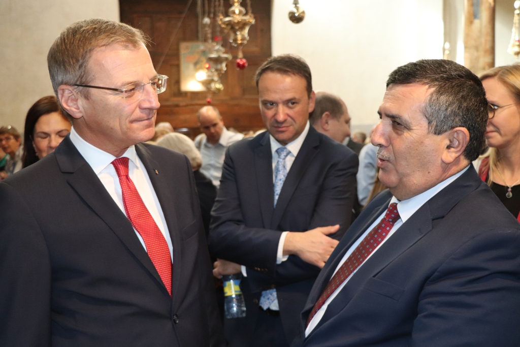 سلمان يشارك في إضاءة شعلة السلام من مغارة الميلاد