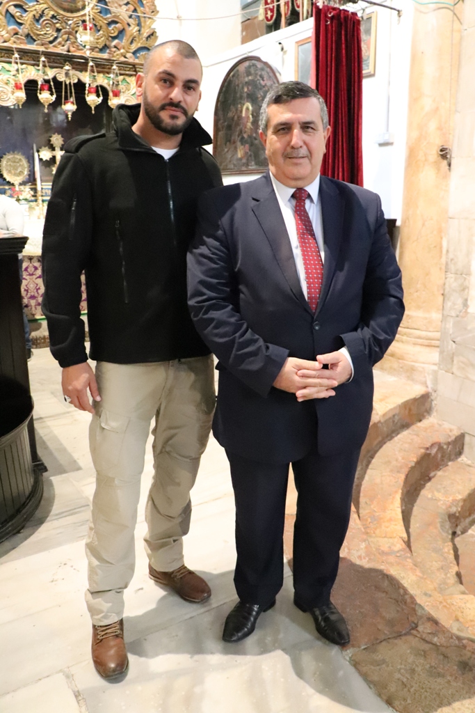 سلمان يشارك في إضاءة شعلة السلام من مغارة الميلاد