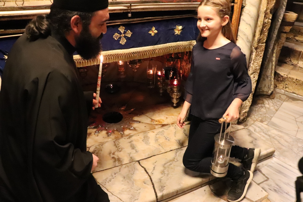 سلمان يشارك في إضاءة شعلة السلام من مغارة الميلاد