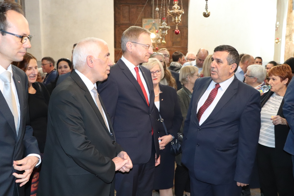 سلمان يشارك في إضاءة شعلة السلام من مغارة الميلاد