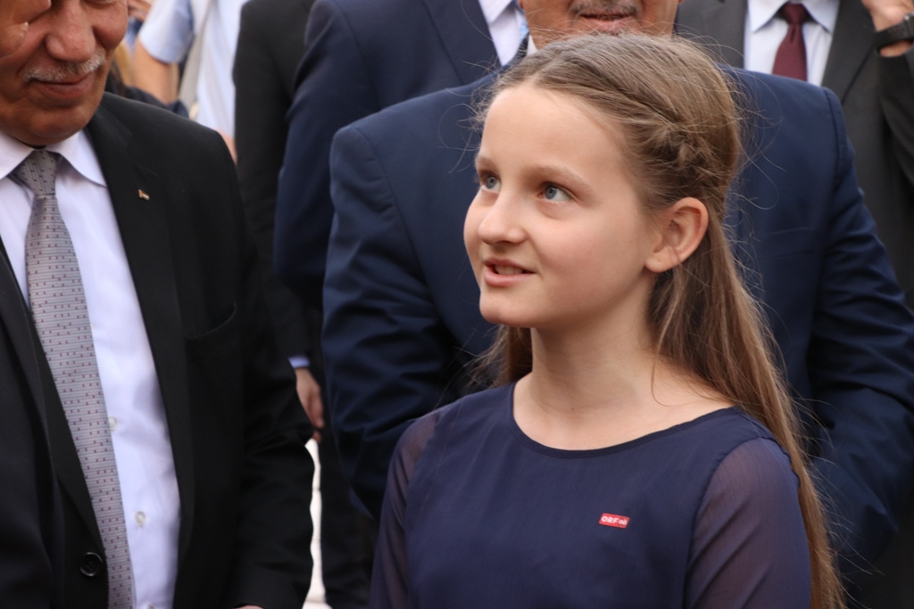 سلمان يشارك في إضاءة شعلة السلام من مغارة الميلاد