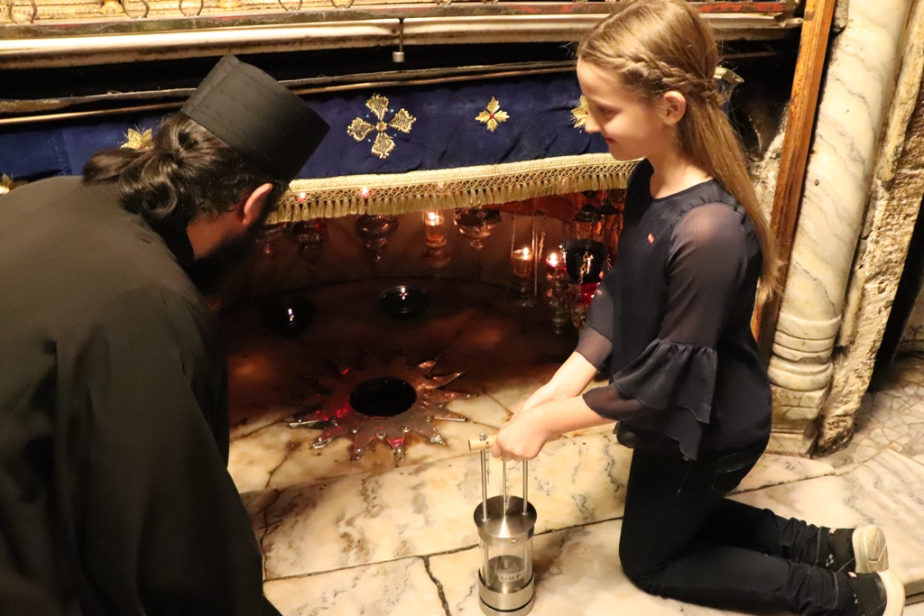 سلمان يشارك في إضاءة شعلة السلام من مغارة الميلاد