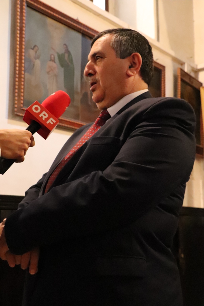 سلمان يشارك في إضاءة شعلة السلام من مغارة الميلاد