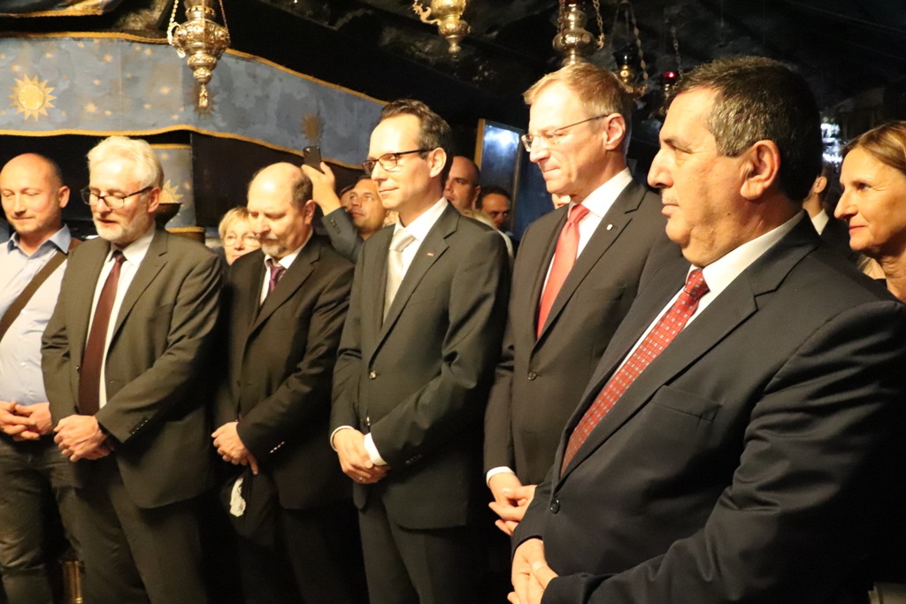 سلمان يشارك في إضاءة شعلة السلام من مغارة الميلاد