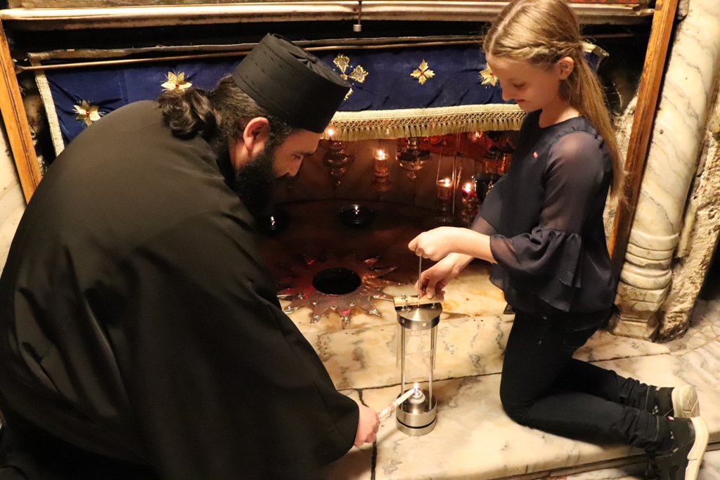 سلمان يشارك في إضاءة شعلة السلام من مغارة الميلاد