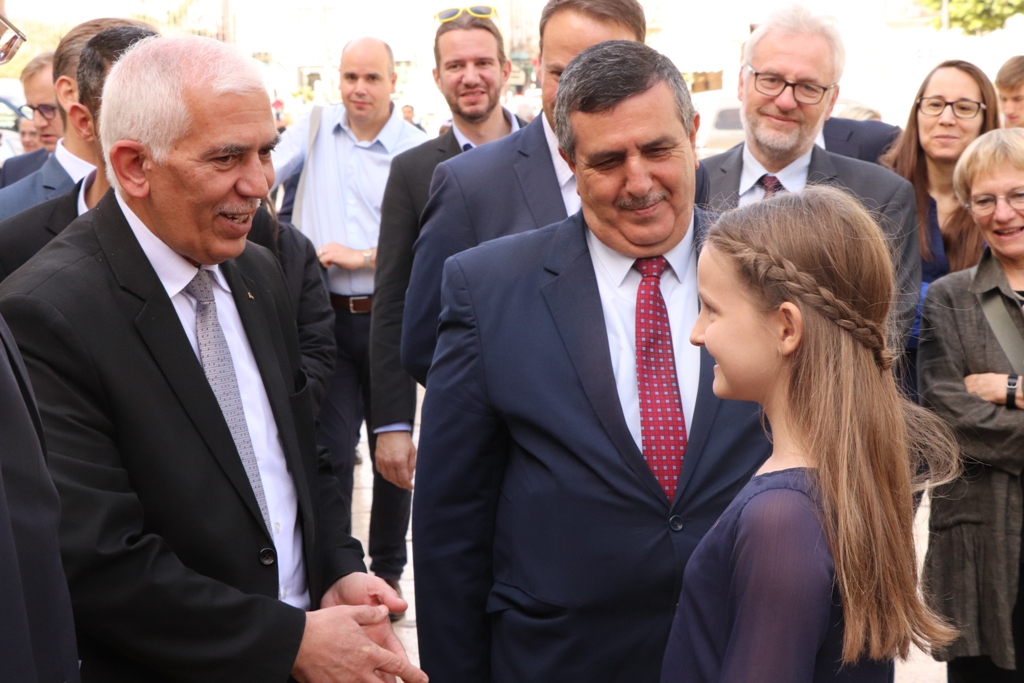 سلمان يشارك في إضاءة شعلة السلام من مغارة الميلاد