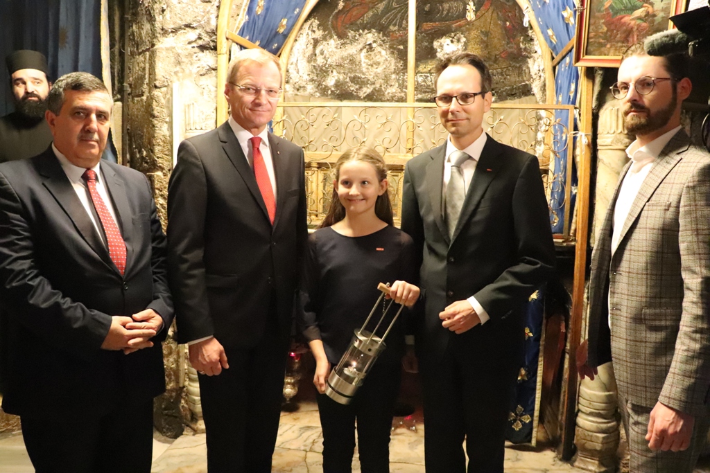 سلمان يشارك في إضاءة شعلة السلام من مغارة الميلاد