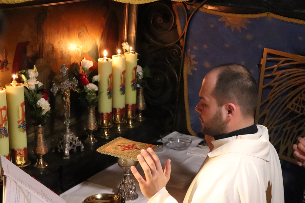 سلمان يشارك في إضاءة شعلة السلام من مغارة الميلاد