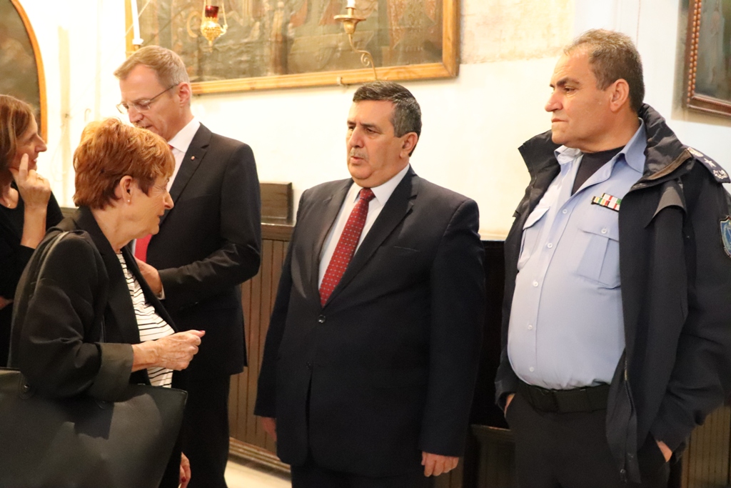 سلمان يشارك في إضاءة شعلة السلام من مغارة الميلاد